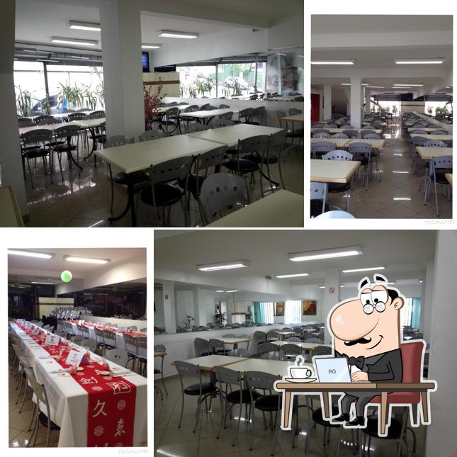 Sente em uma das mesas no Moshi Moshi