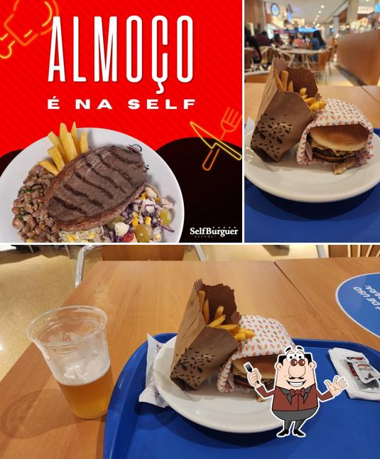 Comida em Self Burguer