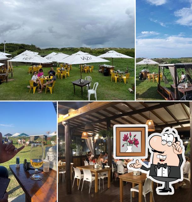 Sente em uma das mesas no Vizu Parrilla Bar