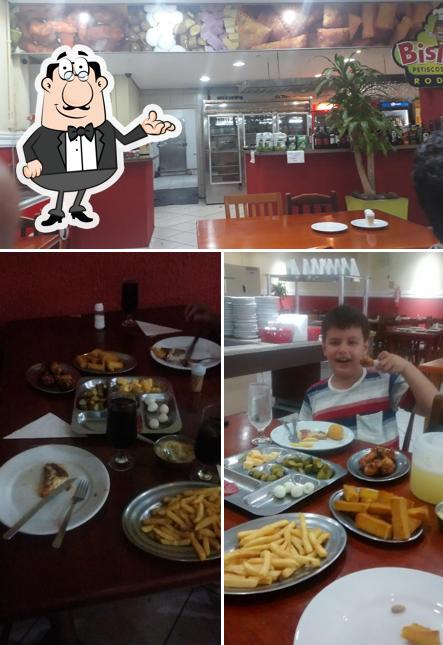 Sente em uma das mesas no Biskaia