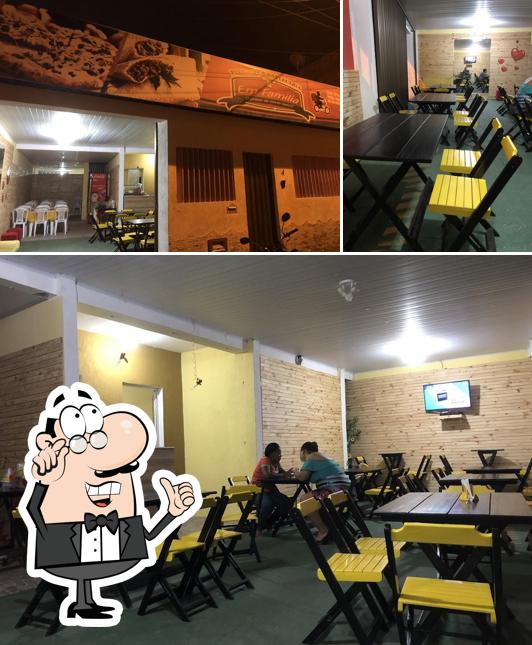 O interior do Pizzaria e pastelaria Em Família
