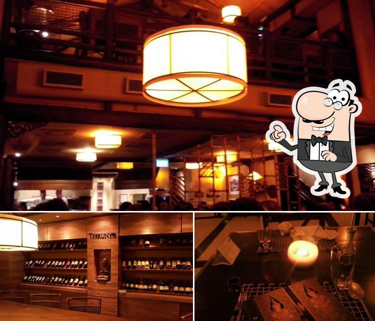 Sente em uma das mesas no Koh Pee Pee