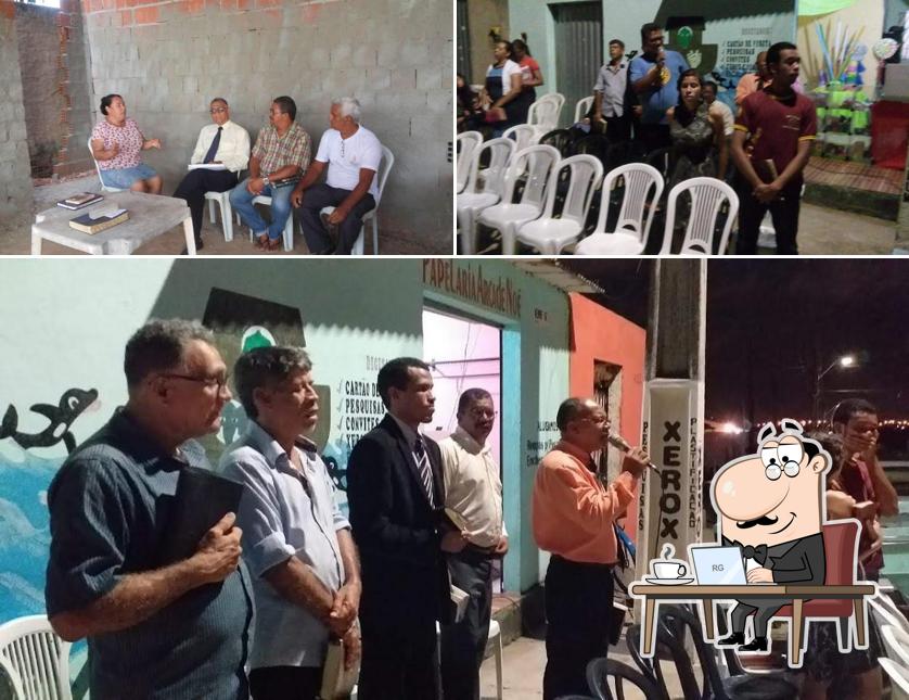 Sente em uma das mesas no Big Quit's