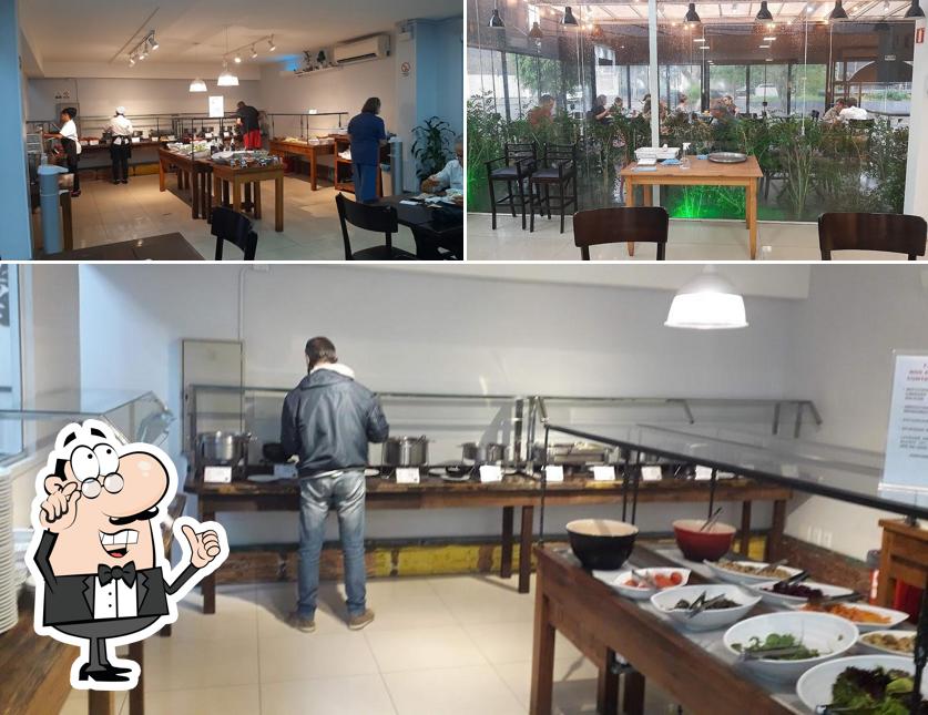 Sente em uma das mesas no Restaurante Nauê