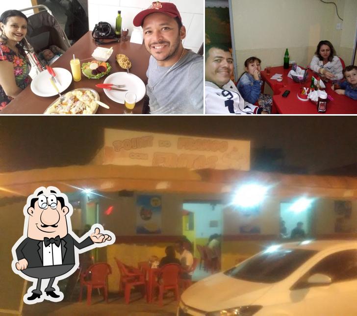 Sente em uma das mesas no Point do Frango com Fritas