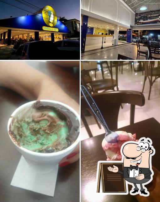 Dê uma olhada a foto apresentando exterior e comida a Sorveteria da Ribeira
