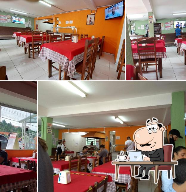 Sente em uma das mesas no A Bigorna