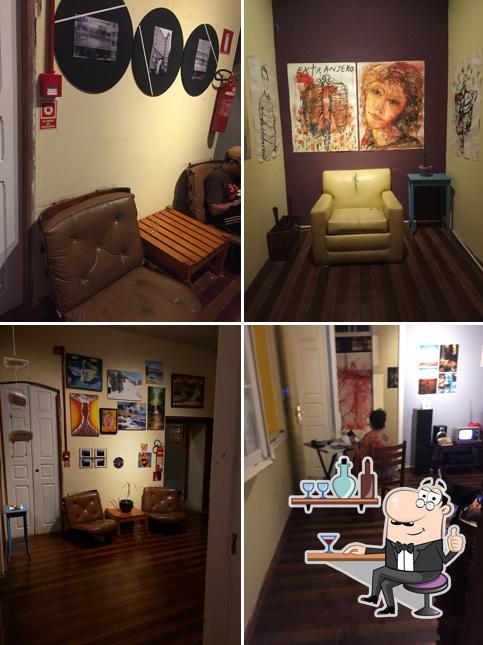 Sente em uma das mesas no Laboratório 96