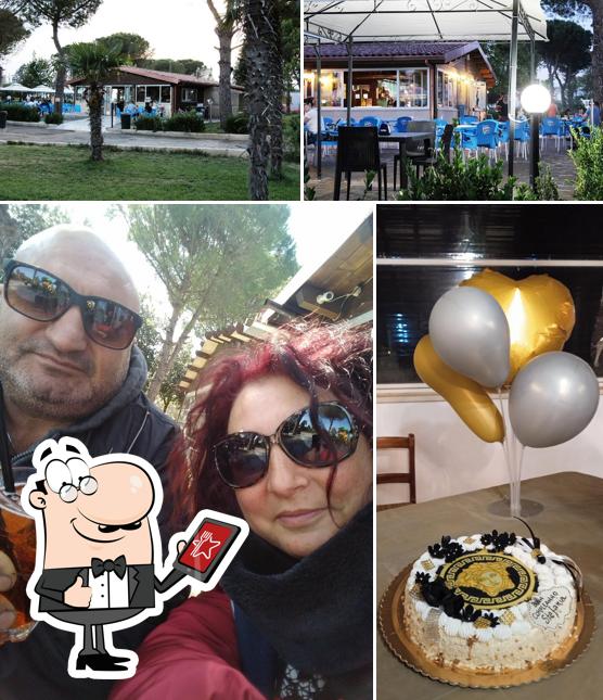 Jetez un coup d’œil à quoi ressemble Presso Parco Unicef Bar Pizzeria L'isola Che non C'è à l'extérieur