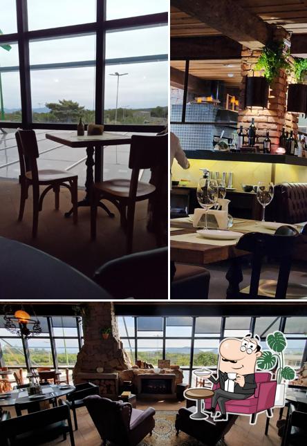 Sente em uma das mesas no Little Carbone