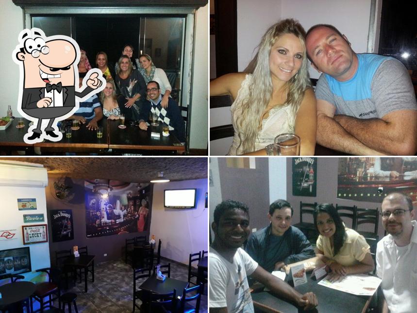 Sente em uma das mesas no Bar do Juca Mooca