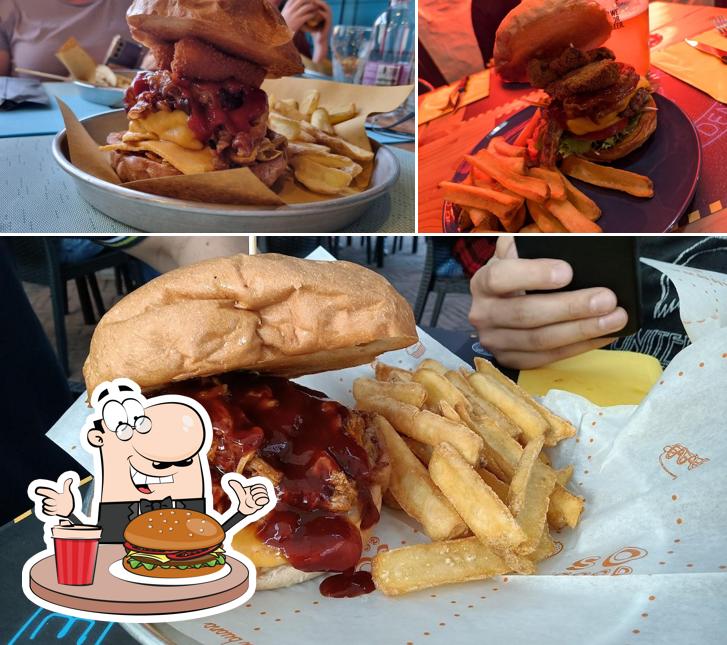 Gustati uno dei tipi di hamburger proposti a Harley's Pub Dolo