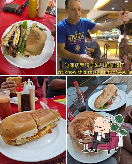 Sente em uma das mesas no X-Picanha