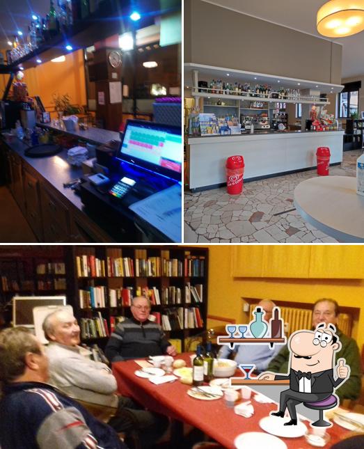 Questa è la immagine che raffigura la interni e tavolo da pranzo di Quiarese Techcafé