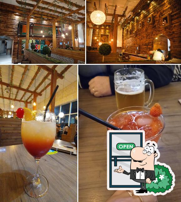 A exterior e bebida do restaurante