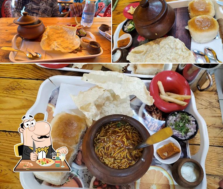 Food at Gavran Kolasa Bhatti Misal