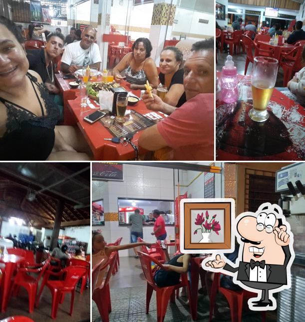 Sente em uma das mesas no Quiosque do Paulo