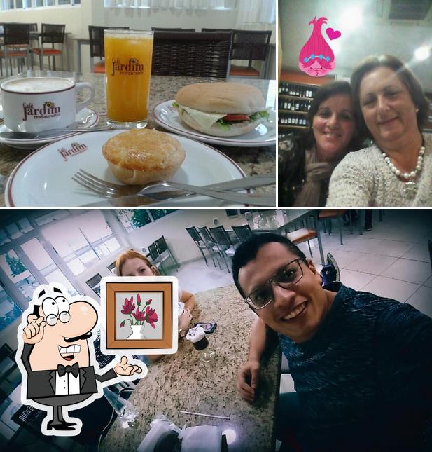 Confira a foto mostrando interior e balcão de bar no Café Jardim Restaurante