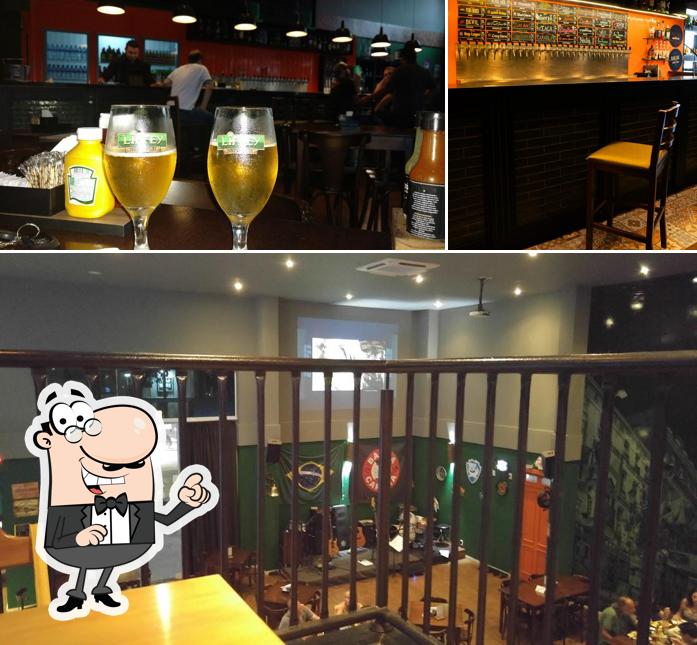 Sente em uma das mesas no Liffey Cervejaria