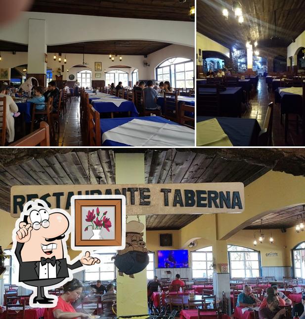 Sente em uma das mesas no Restaurante Taberna de Extrema Ltda