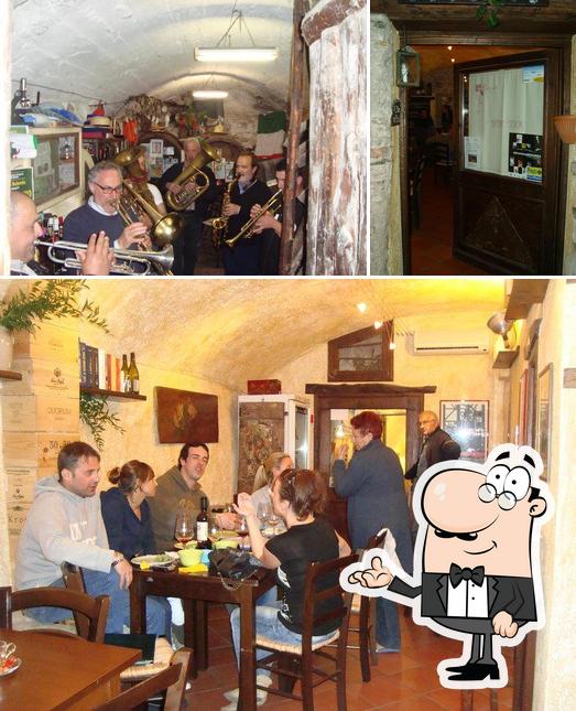 Dai un'occhiata agli interni di Trattoria Re