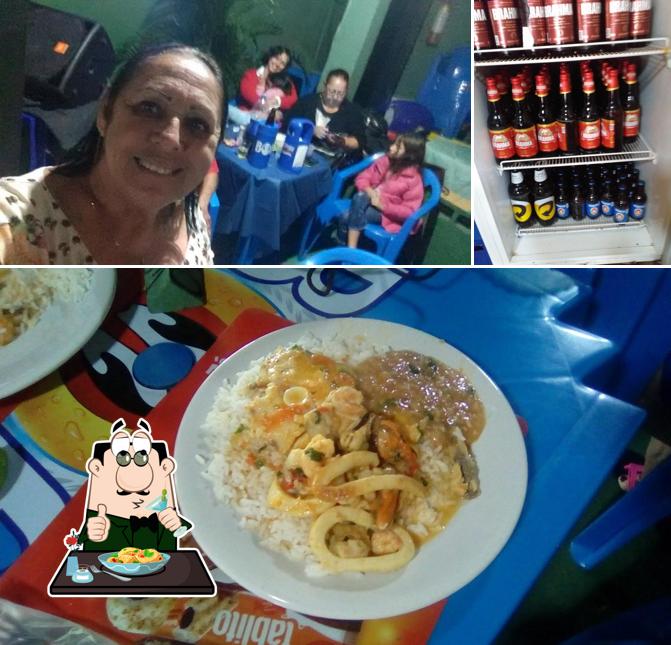 Dê uma olhada a foto ilustrando comida e cerveja no Quintal da ZEZÉ