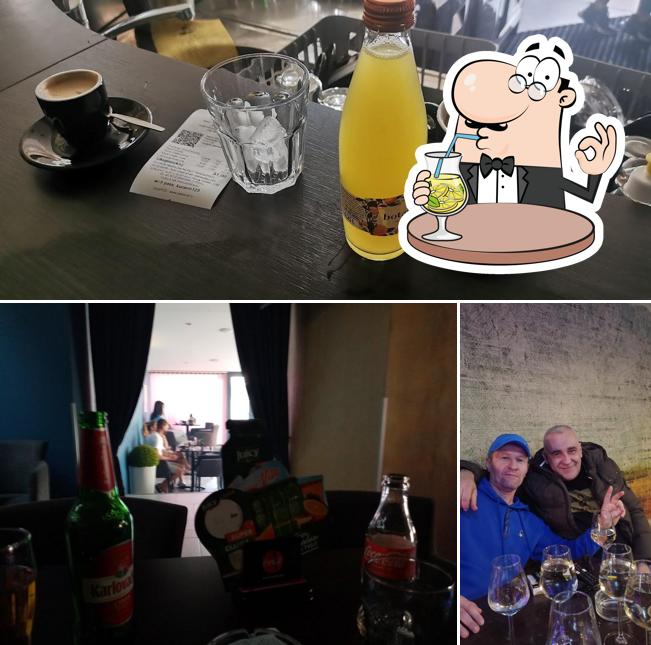 La bevanda e interni del ristorante