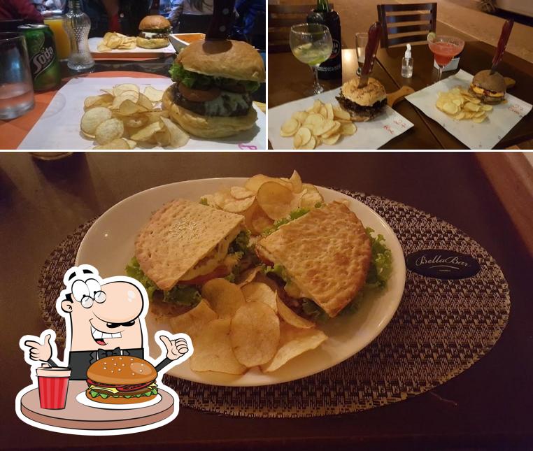 Experimente um hambúrguer no BellaBar - Mexicano & Burger & Pizza