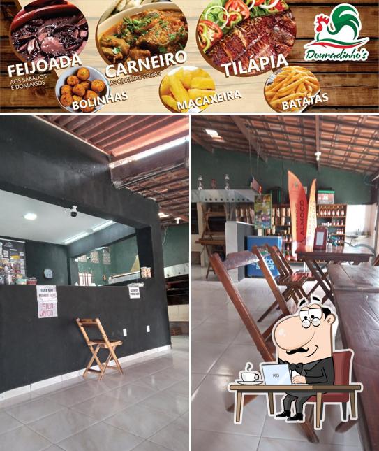 Entre diferentes coisas, interior e comida podem ser encontrados no Galeteria Douradinhos