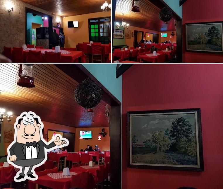 Sente em uma das mesas no Pizzaria Maria Fumaça