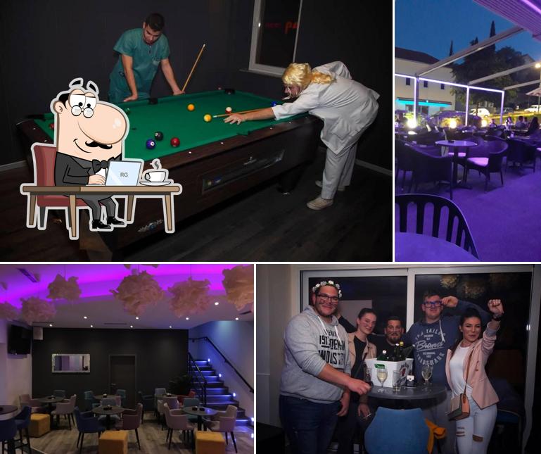 Siediti a un tavolo di Caffe Bar Shine