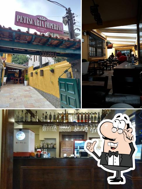 Sente em uma das mesas no Petiscaria Imperial