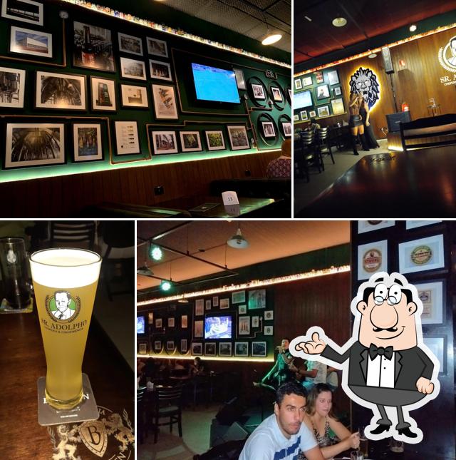 Sente em uma das mesas no Sr. Adolpho Choperia e Conveniência