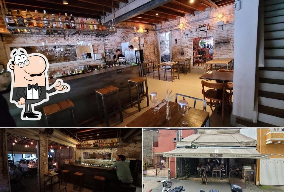 Sente em uma das mesas no Balcone - Pinheiros - SP