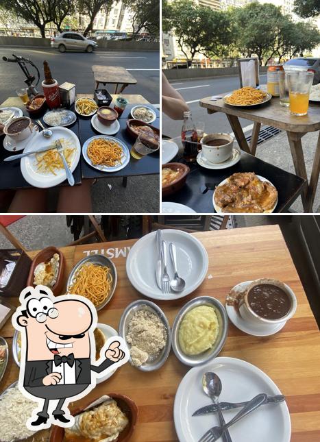 Entre diversos coisas, exterior e comida podem ser encontrados no Lanches Escol