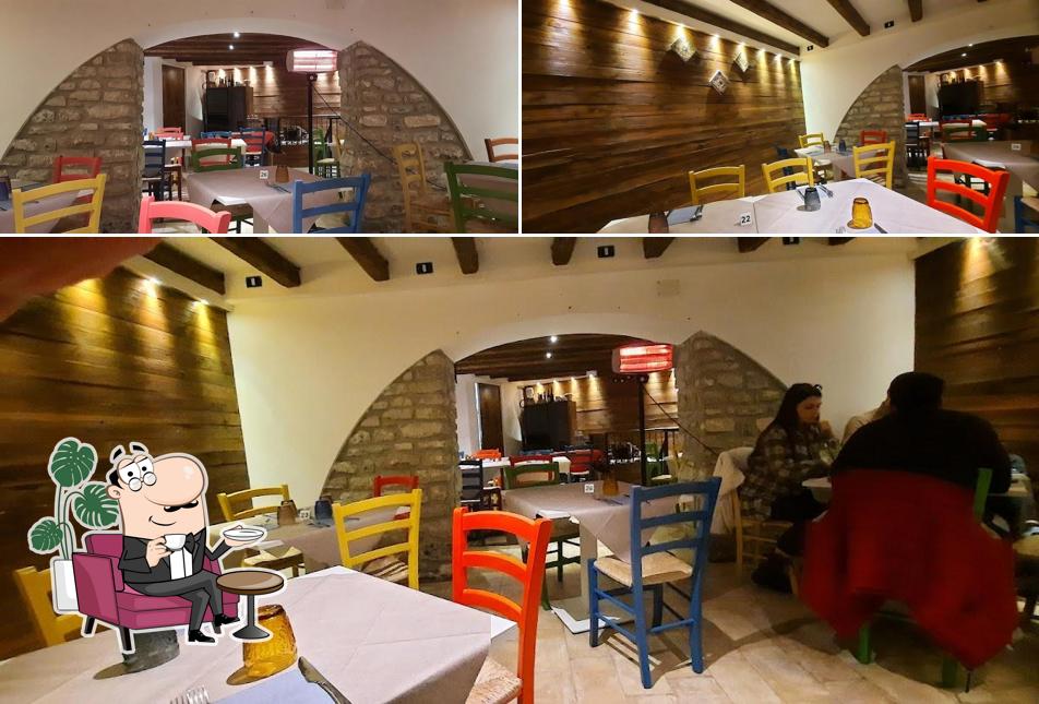 Dai un'occhiata agli interni di Moonteasy Pizzeria Ristorante Bar