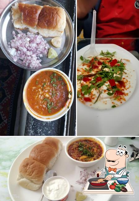 Chicken curry at Mejwani Misal , मेजवानी मिसळ