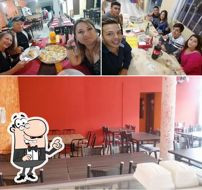 Sente em uma das mesas no Pizzaria Da Casa / Areia Branca Dos Assis