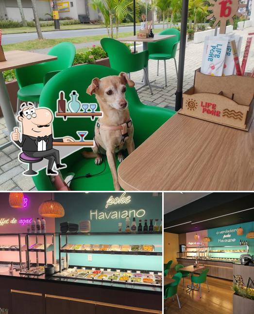 O interior do Life Poke Curitiba Cristo Rei