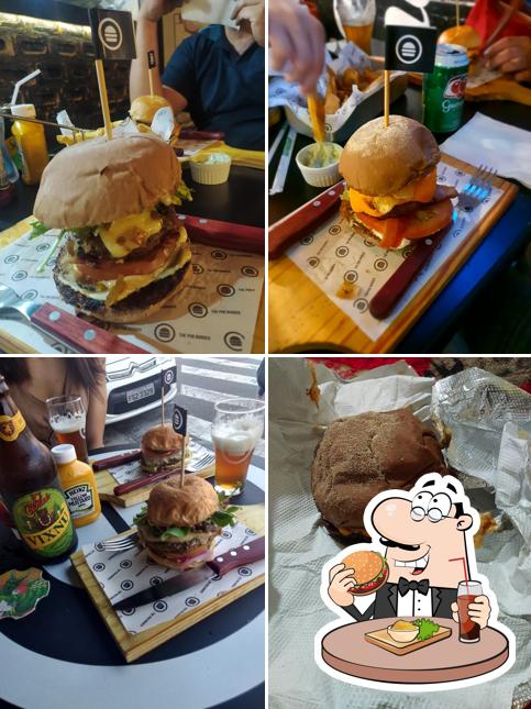 Peça um dos hambúrgueres oferecidos no The Pub Burger