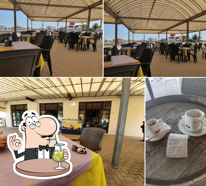 La bevanda e interni del ristorante