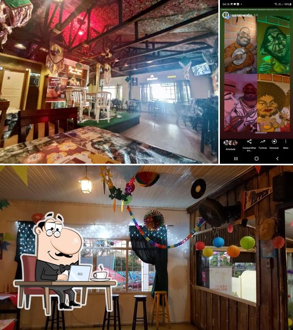 Sente em uma das mesas no Bar Quintal Maria Flor