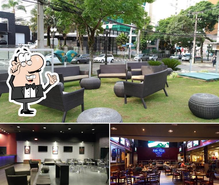 Sente em uma das mesas no Hard Rock Cafe Curitiba