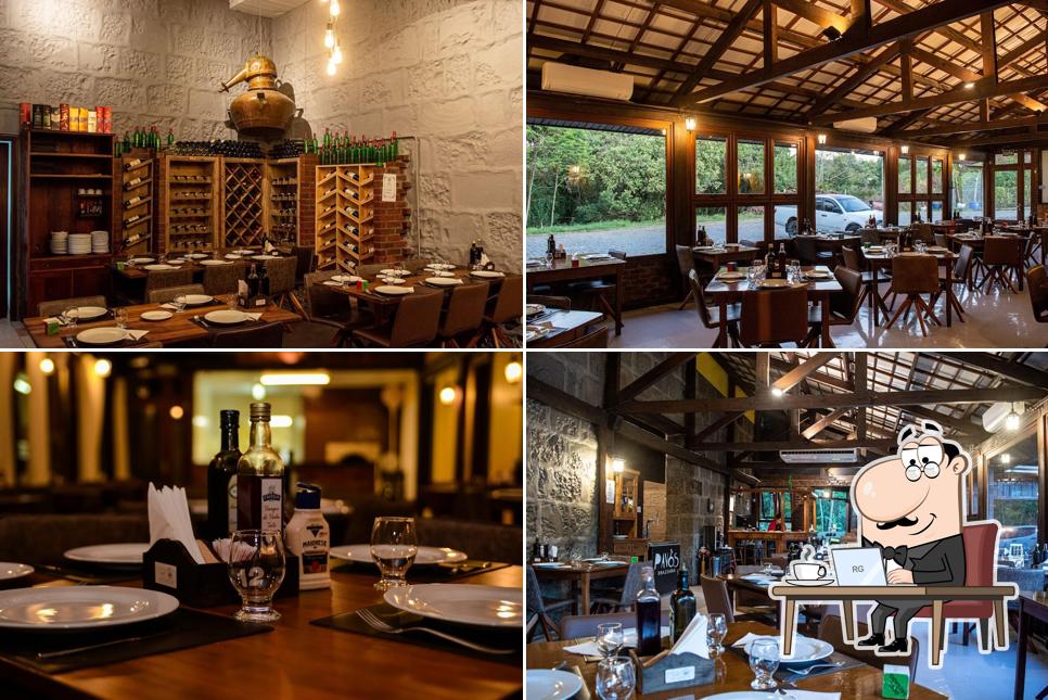 Sente em uma das mesas no Marcon Pizzaria