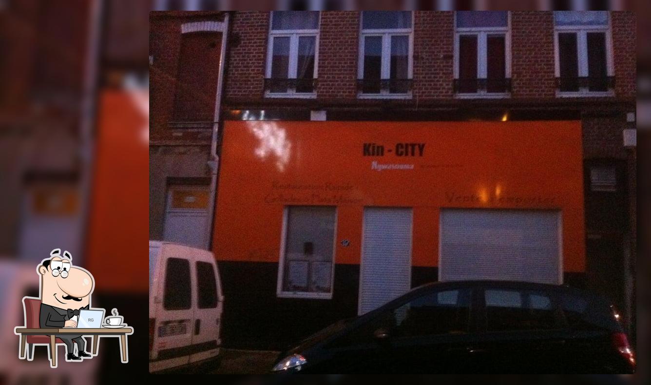 Installez-vous à l'une des tables de Kin City