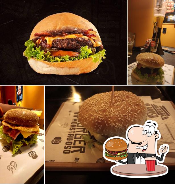 Peça um dos hambúrgueres oferecidos no La Brasa Burger Guarujá