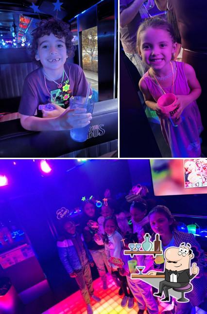 Sente em uma das mesas no The Bus Ônibus Balada