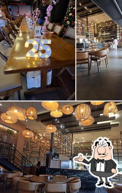 Sente em uma das mesas no Barbrasa