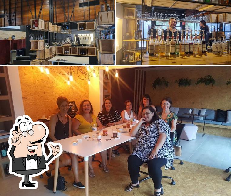 Sente em uma das mesas no Casa von Borstel Bistrô