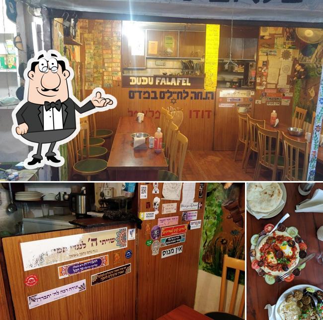 This is the picture showing interior and food at Dudu Falafel דודו פלאפל